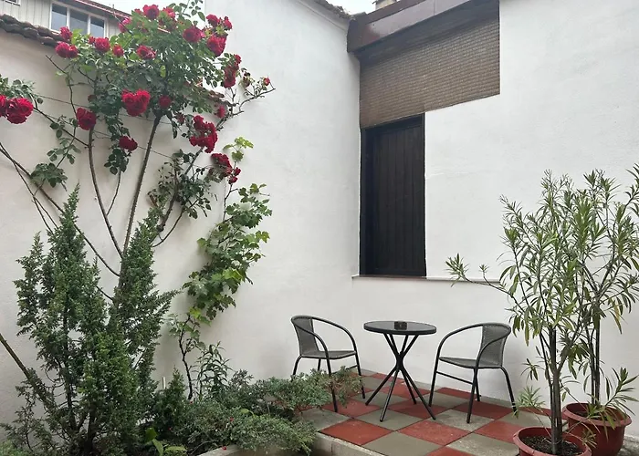 Fun House - Spacious Near Old Town