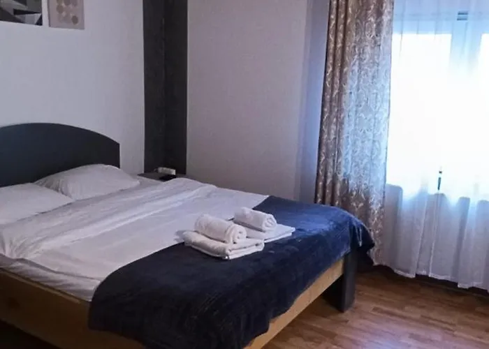 Fun House - Spacious Near Old Town